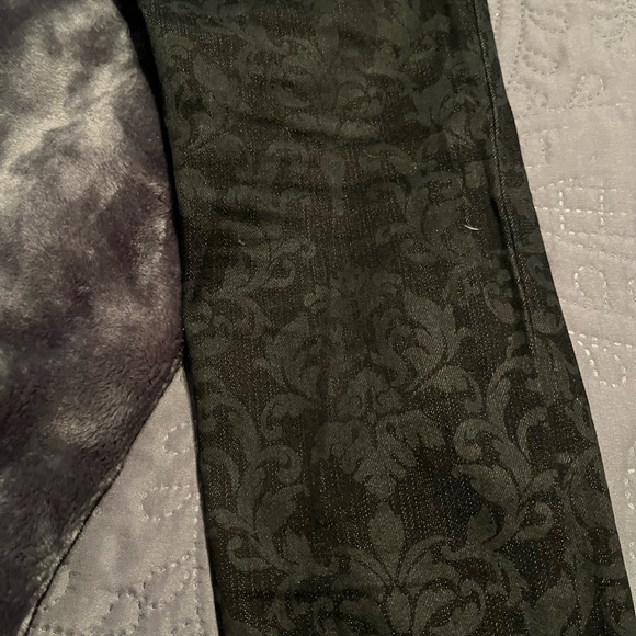 Stylish Black Patterned Women's Cropped Jeans - Picture 3 of 5